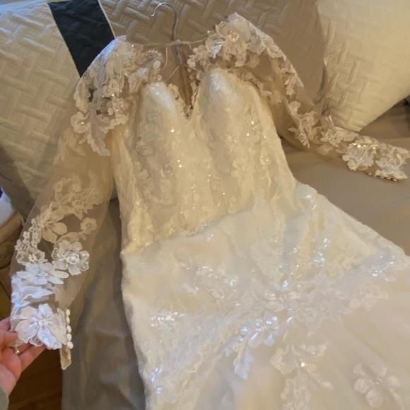 Wedding dress - Picture 2 of 9